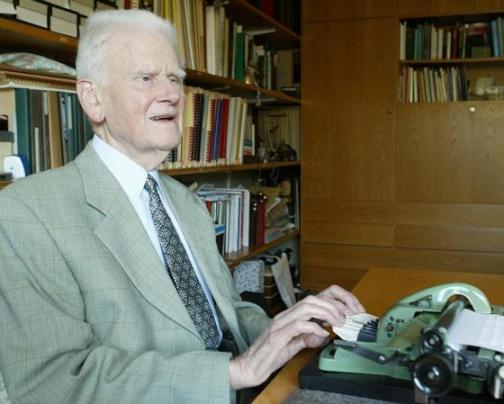   Das Bild zeigt Dr. Hans-Eugen Schulze in seinem Arbeitszimmer, an der Blindenschriftmaschine sitzend 
